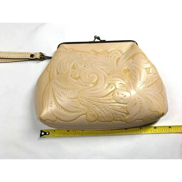 Patricia Nash SAVENA Framed Kisslock Wristlet Wallet TOOLED Rattan Color Beige - Picture 3 of 8